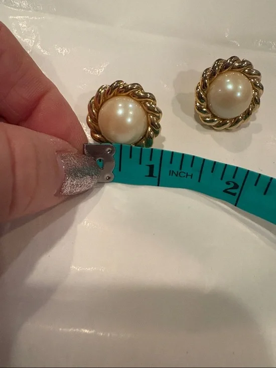 Source Unknown Gold Rope Frame Pearl Button Earrings - Picture 3 of 3